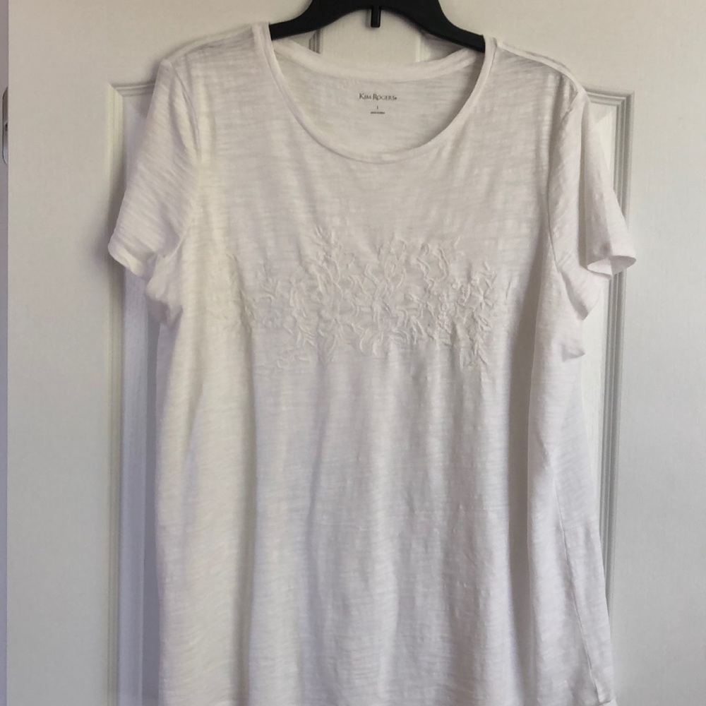 White scoop neck tee with appliqué across chest L